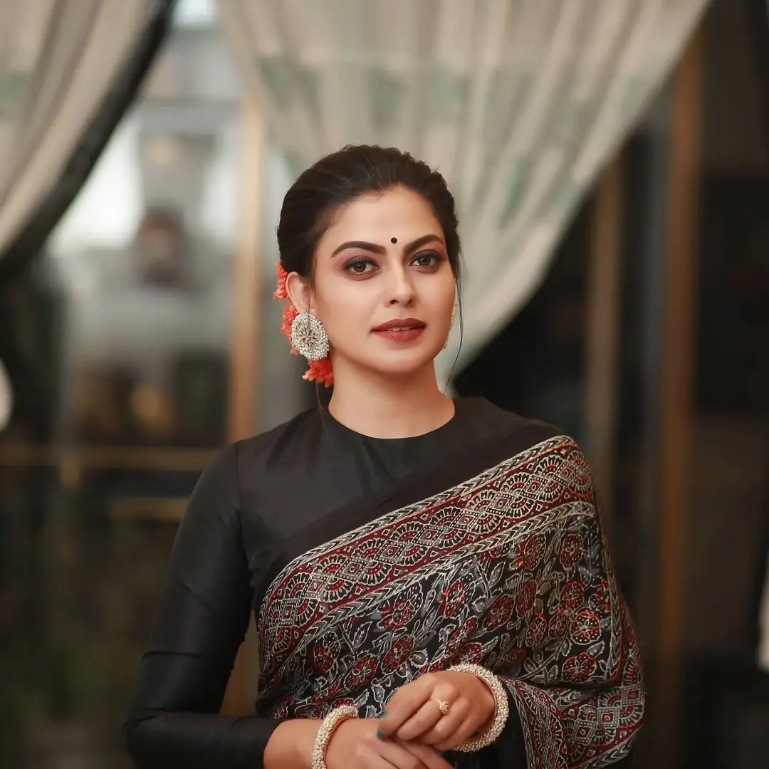 ANUSREE NAIR WEARING BEAUTIFUL EARRINGS JEWELLERY BLACK SAREE BLOUSE